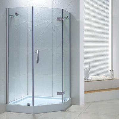 Sala de chuveiro da villa com moldura de porta de canto de vidro texturizado e recinto acrílico de vidro plexi