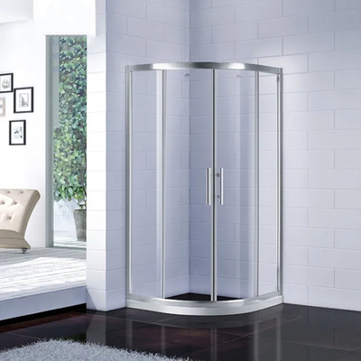 Sala de chuveiro da villa com moldura de porta de canto de vidro texturizado e recinto acrílico de vidro plexi