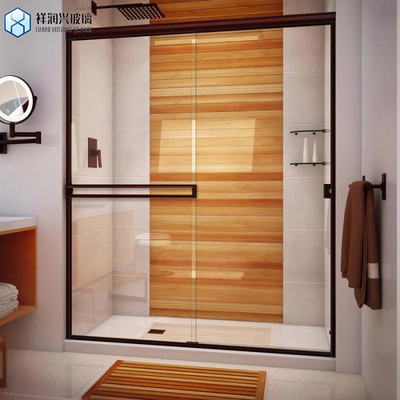 Porta de banheiro de vidro laminado sem enquadramento com camadas laminadas e técnica de painel de chuveiro