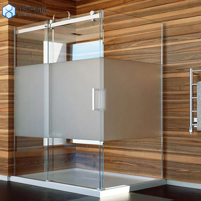 Porta de banheiro de vidro laminado sem enquadramento com camadas laminadas e técnica de painel de chuveiro
