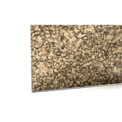 Espelho antigo decorativo de parede com padrão em forma de retângulo