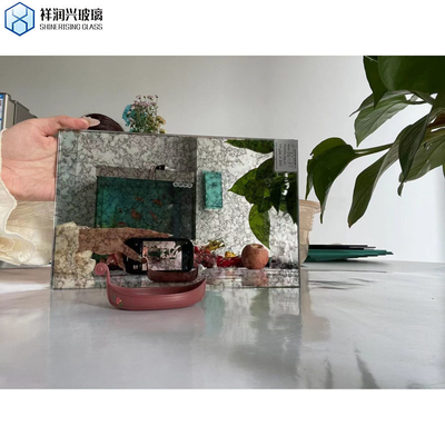 Espelho de parede decorativo com design artístico e vidro de espelho antigo em acabamento de prata