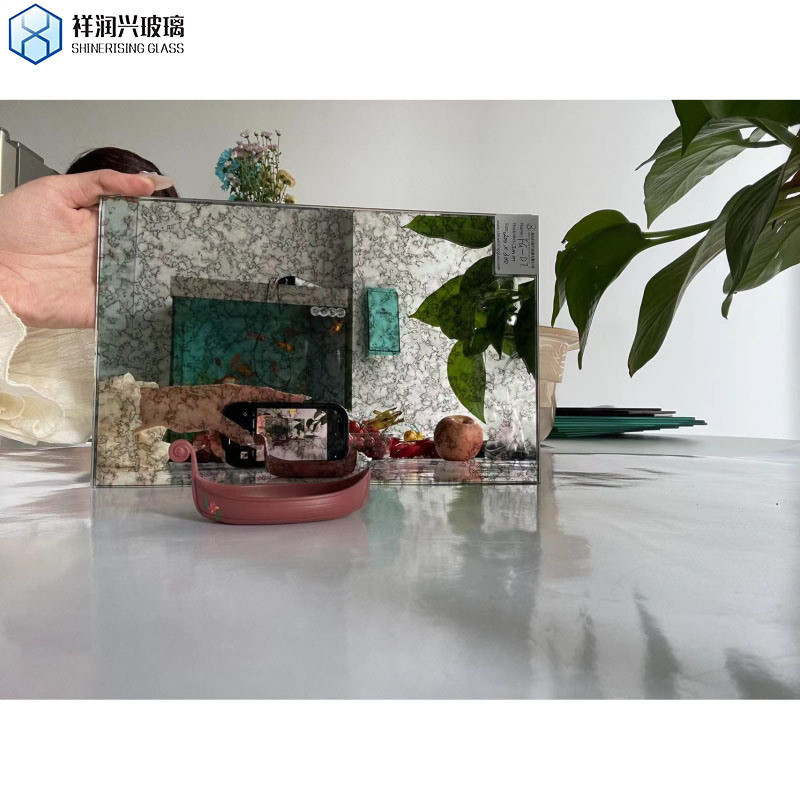 Espelho de parede decorativo com design artístico e vidro de espelho antigo em acabamento de prata